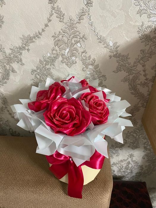 Розы из атласной ленты