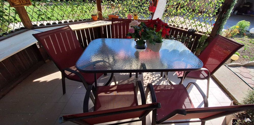 Masă și scaune de grădină