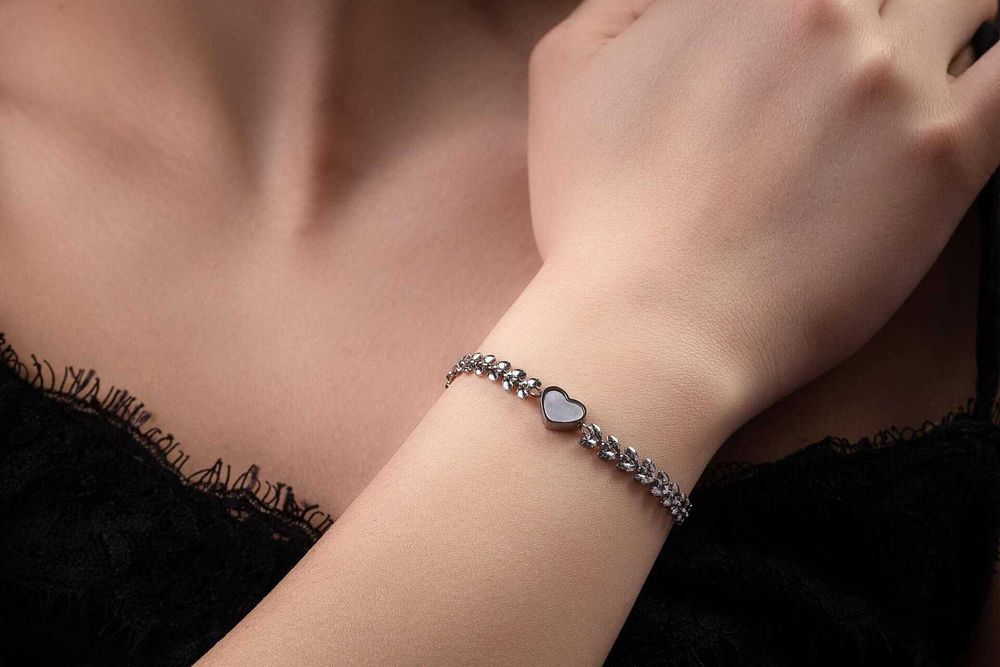 Луксозна дамска гривна Laurel Heart с лаврови листа и сърце от седеф