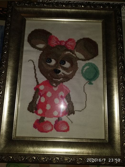 Картина вышетая крестиком. Мышка с шариком.