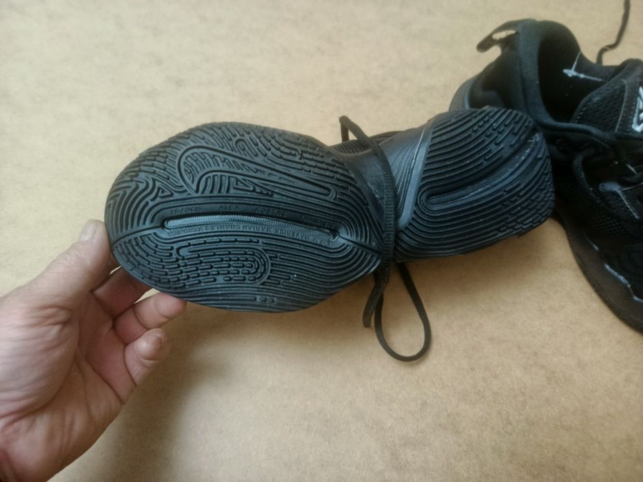 Продам кроссовки