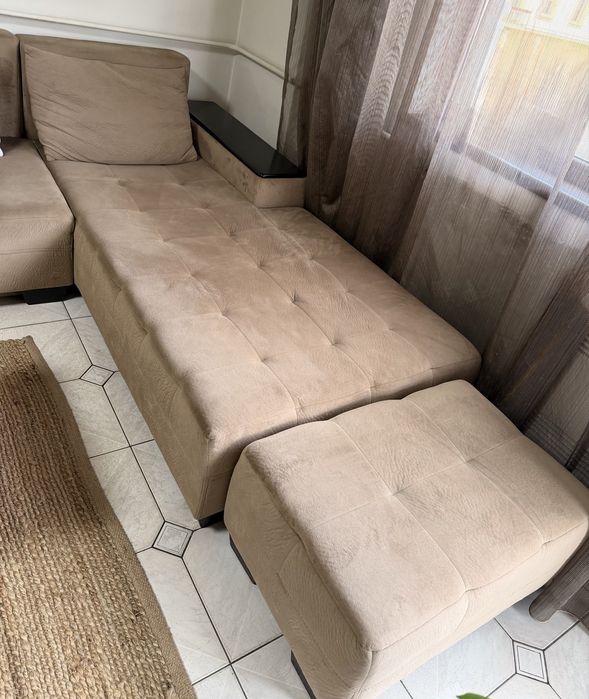 Кадифен диван с дървени подлакътници