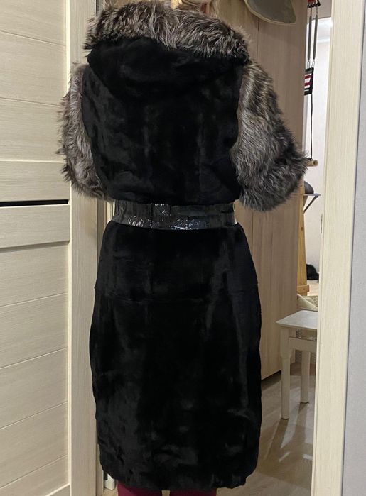 Шуба мутоновая с песцовыми вставками