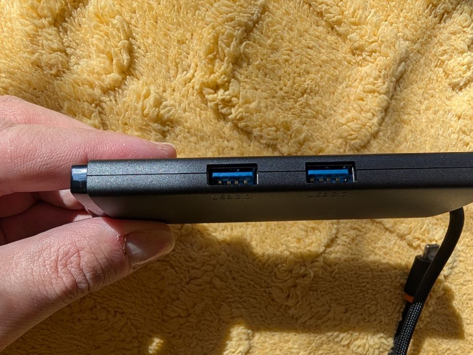 Хъб за свързване на допълнителна периферия за устройства с USB-C
