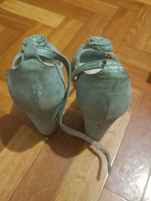 Продам босоножки