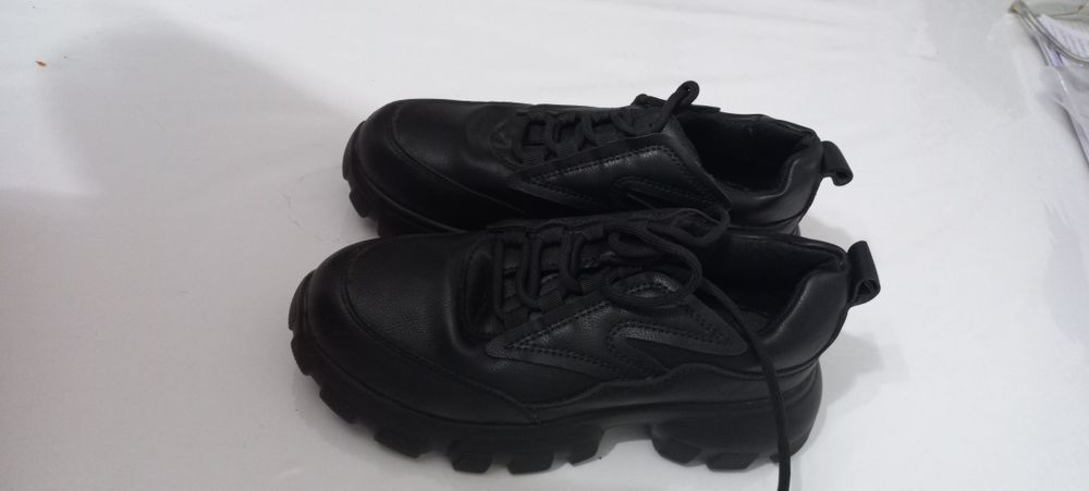 Продам женские кроссовки