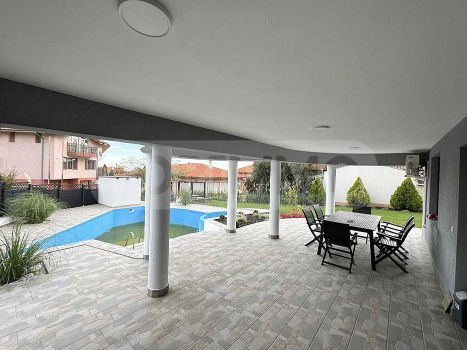 Просторна къща с басейн в село Рогачево