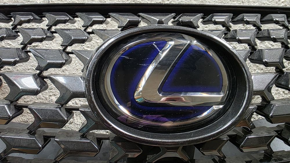 Решетка, фарове и спойлер за Lexus UX