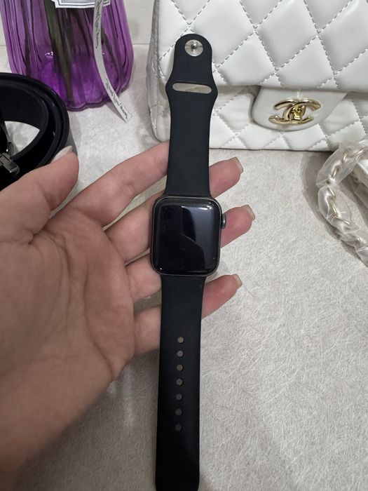 Apple Watch 4 б/у , в подарок ремешок .