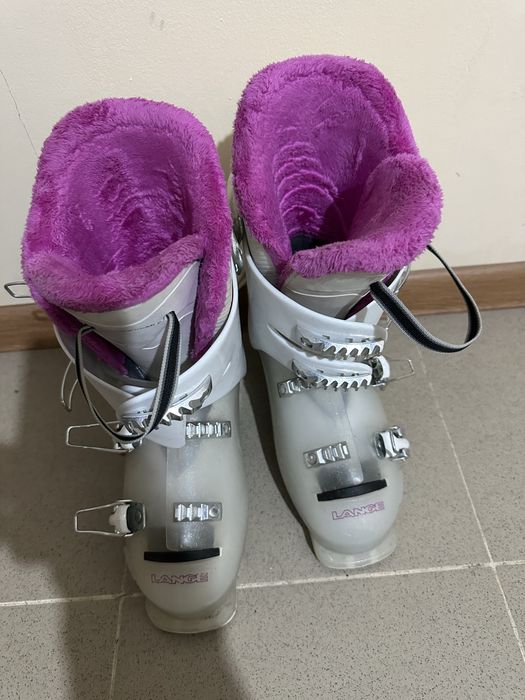 Продам лыжи для девчоки.