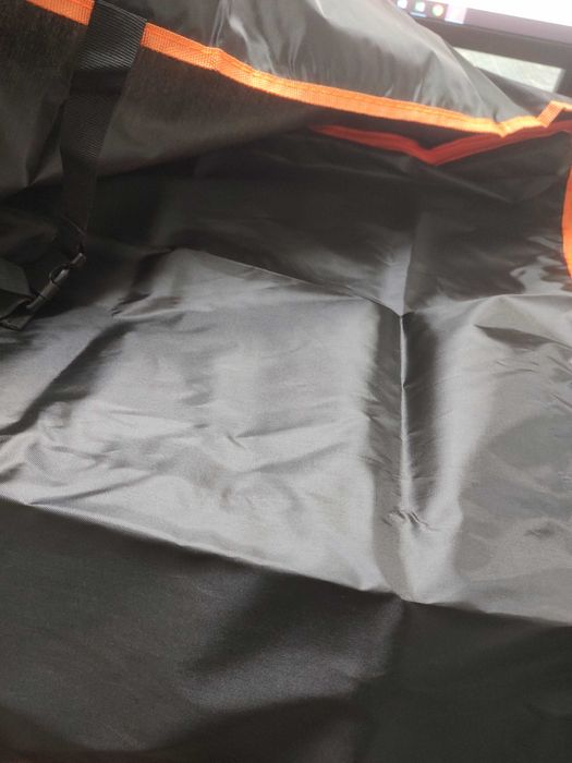 Протектор за задна седалка на автомобил за кучета.