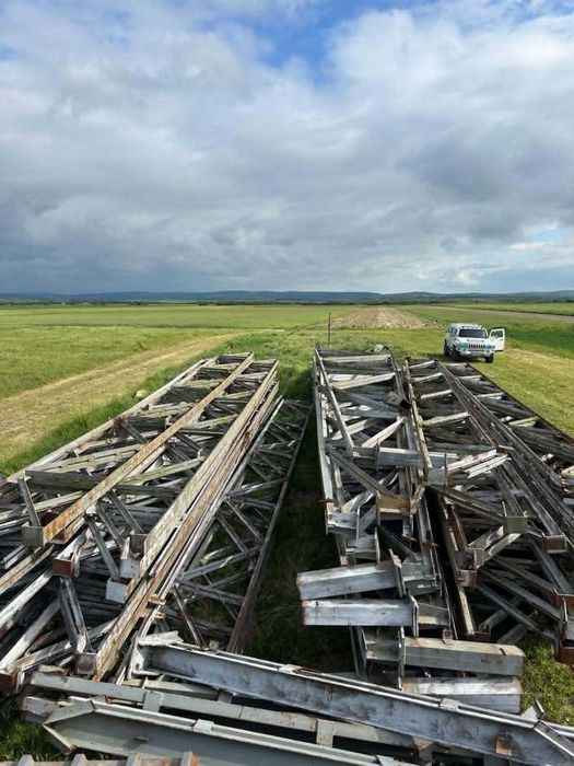 Această hală metalică decomisată este disponibilă pentru vânzare