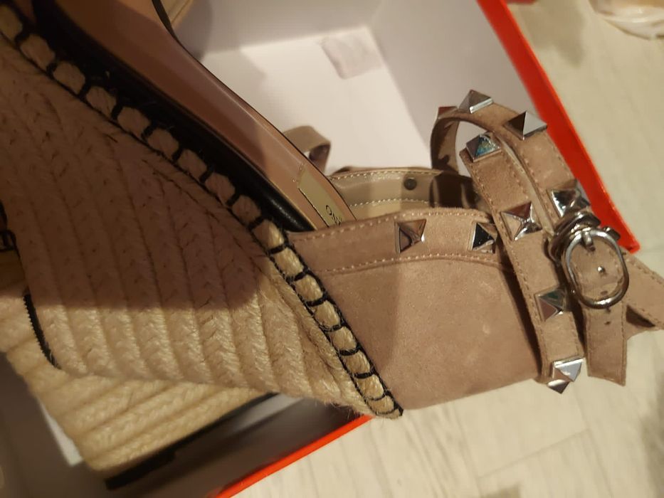 Босоножки на платформе.