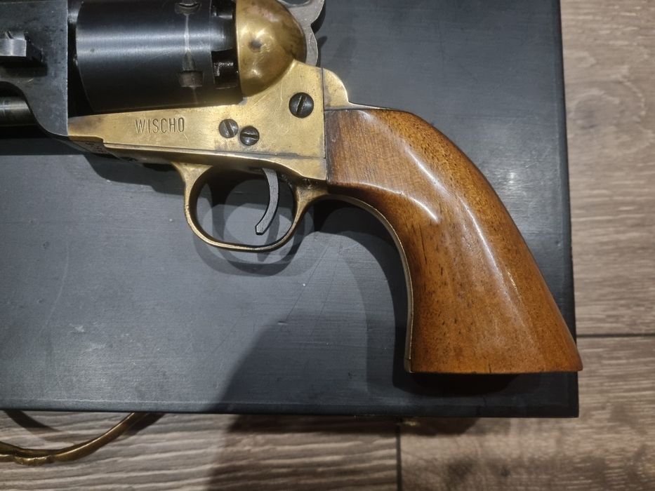 Стар револвер Колт Нави 1851г