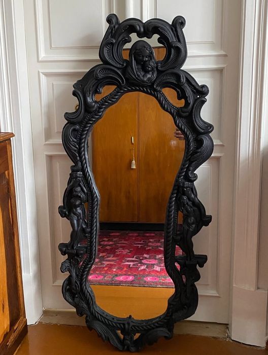 Зеркало в гипсовой раме