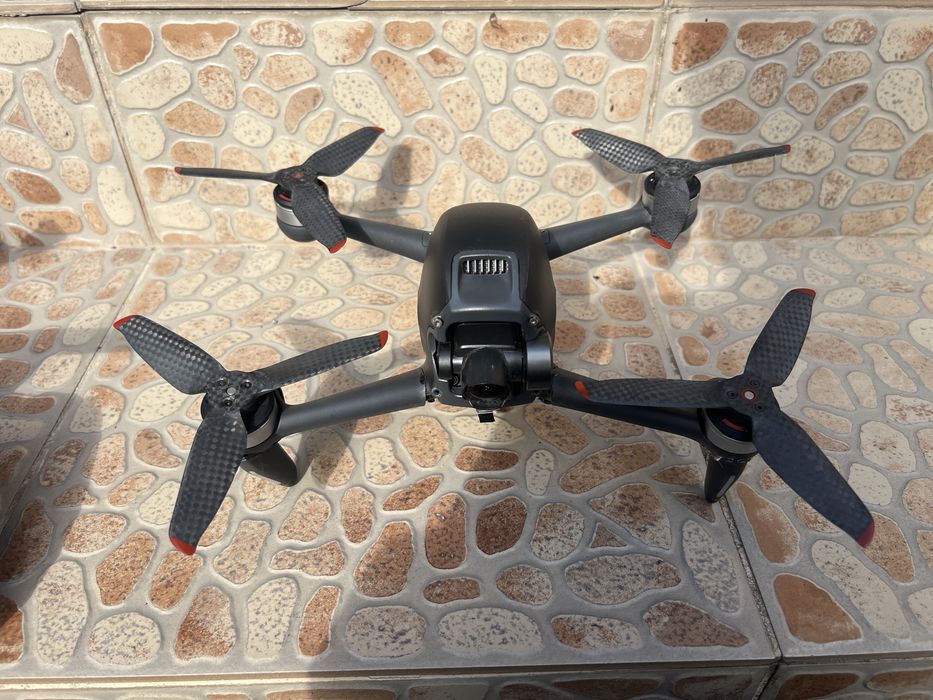 DJI FPV Combo (au ramas drona, incarcator si cutia) sau dezmembrez