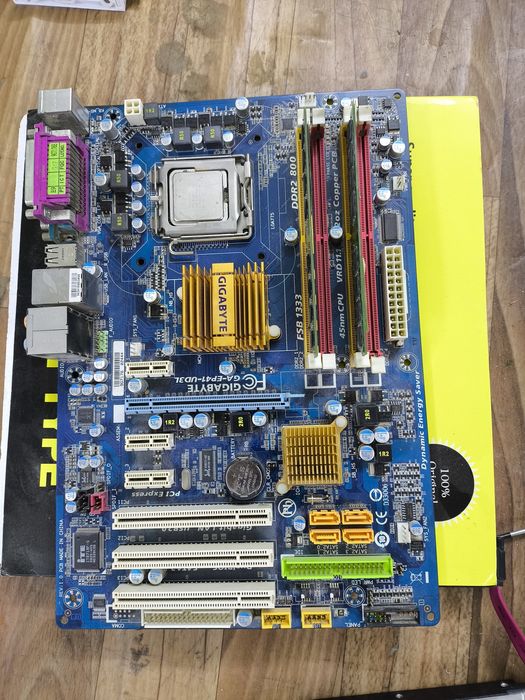 Материнская плата вместе с процессором и оперативная память