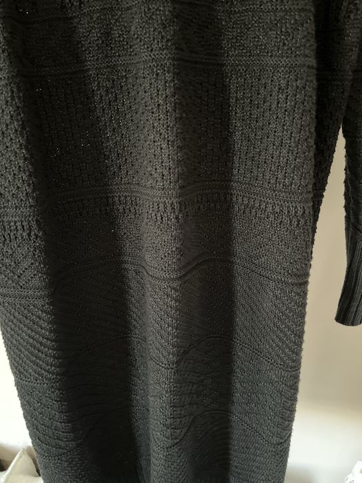 Рокля с дължина до коляното.