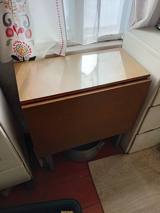 Продам стол книжку