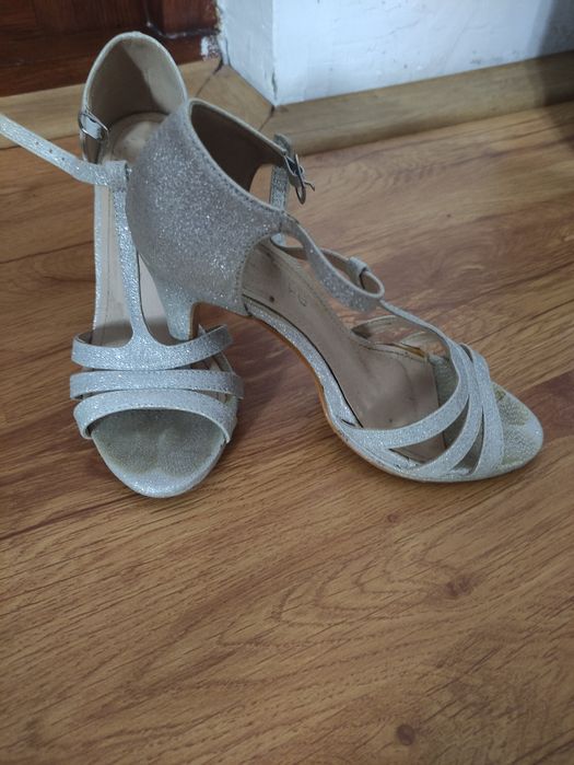 Vând sandale elegante