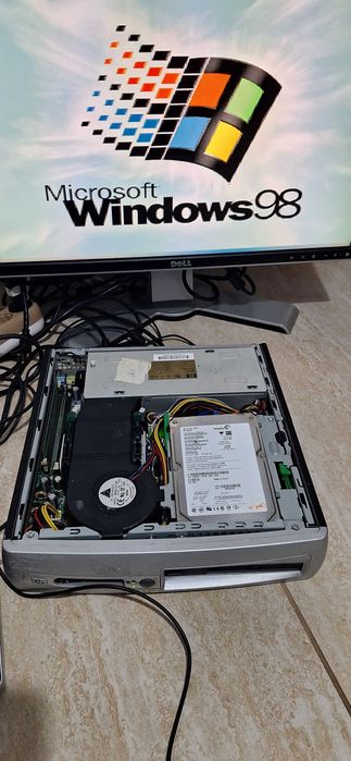 Calculator vechi cu Windows 98 pentium 4 socket 478 model Hp D530