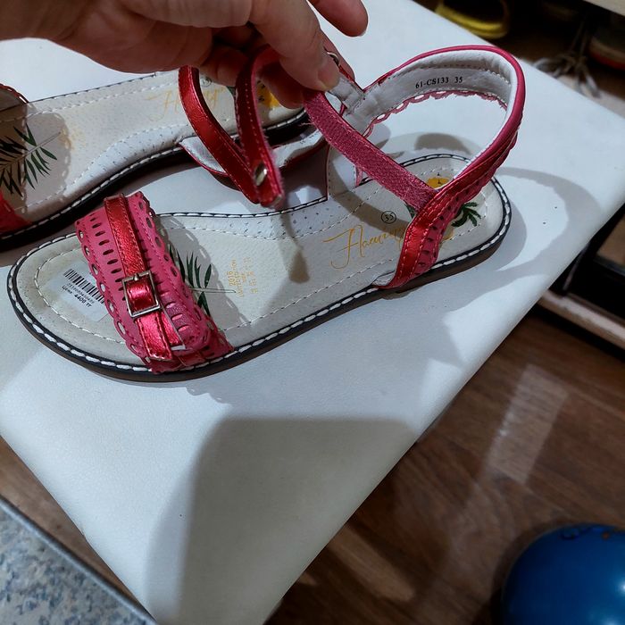 Продам Сандалии 35р