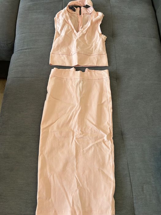 Розов топ и пола цвят пудра