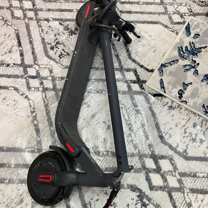 Электронный самокат холати жуда аьло  почти хайдалмаган балонлари  зур