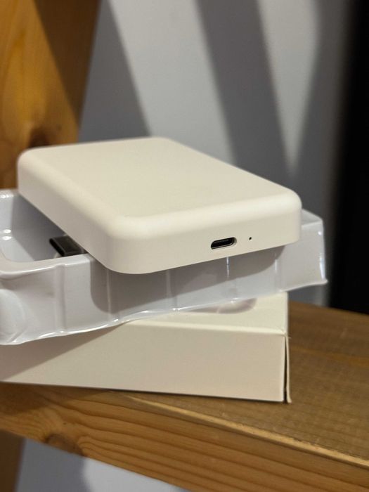Baterie externa MagSafe, 10000mAh, incarcare wireless, cablu USB-C, noua