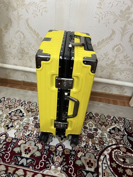 Чемодан желтый цвет