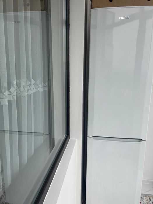 Кухонный гарнитур, плита и холодильник