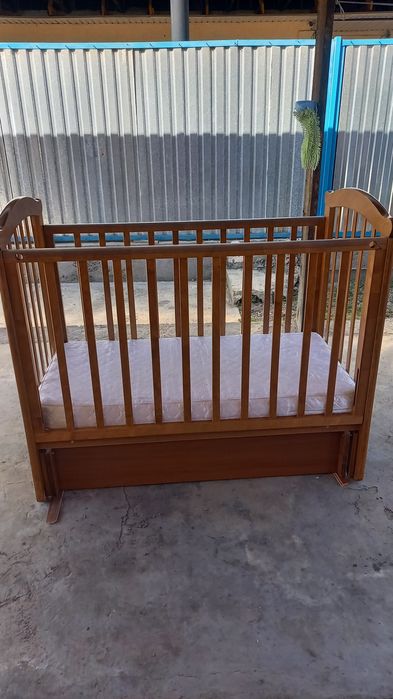 Продам  манеж с маятником