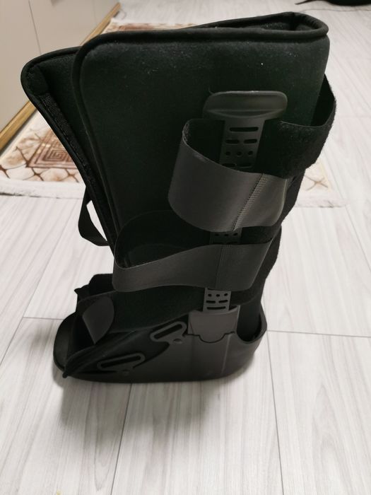 Orteza Walker cu perna de aer și carje