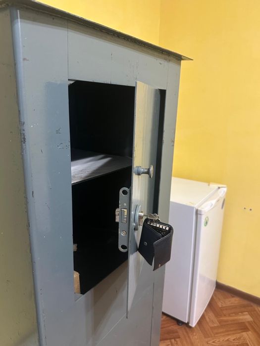 Продается металлический шкаф