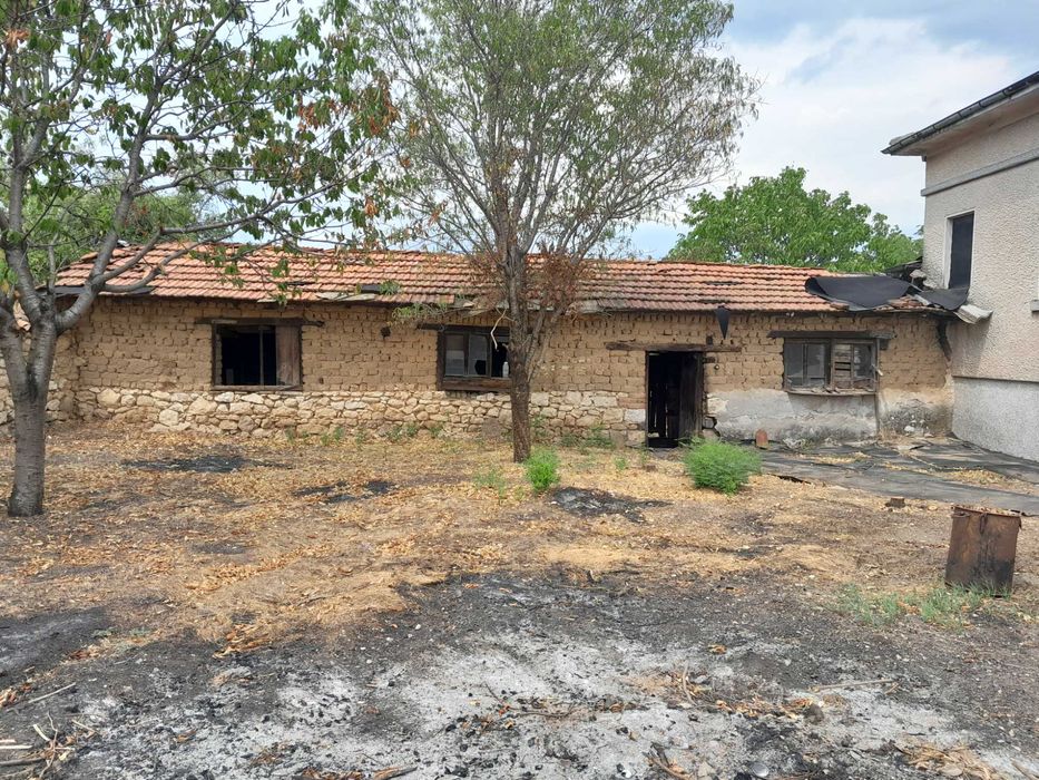 Монолитна къща на село с две бетонни плочи