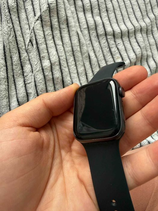 Apple Watch SE 44mm (2020) - stare bună, brățări originale