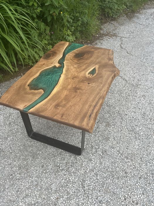 Уникална холна маса от орех и епоксидна смола