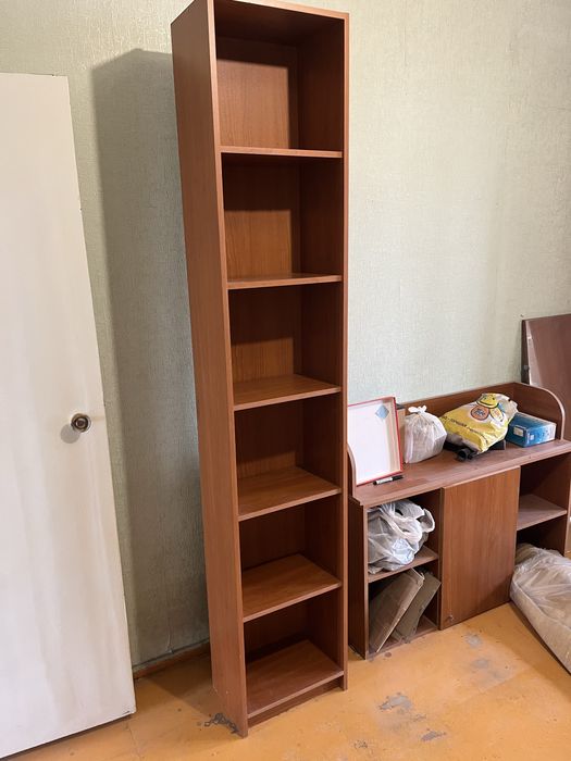 Узкий высокий стеллаж