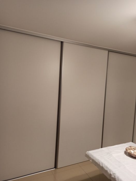 Uși glisante cu sistem amortizare