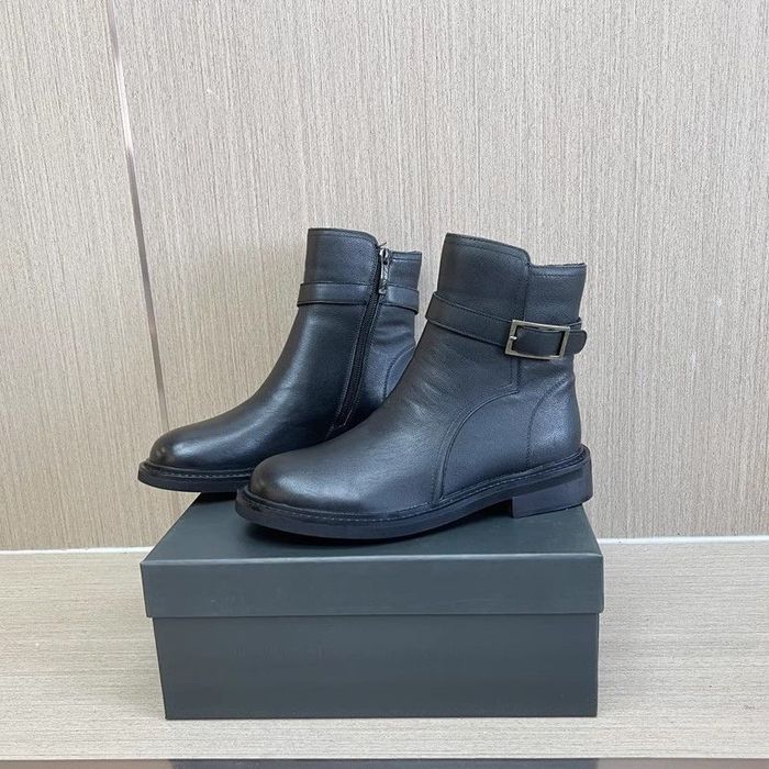 Продам женские ботинки