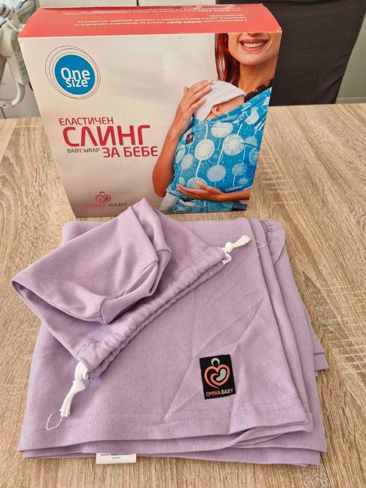 Помпа за кърма и слинг за бебе носене.