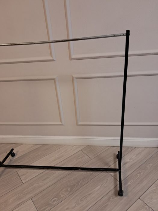 Напольная вешалка для одежды.