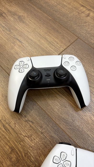 Продавам Sony PlayStation 5 DualSense 2 контролера