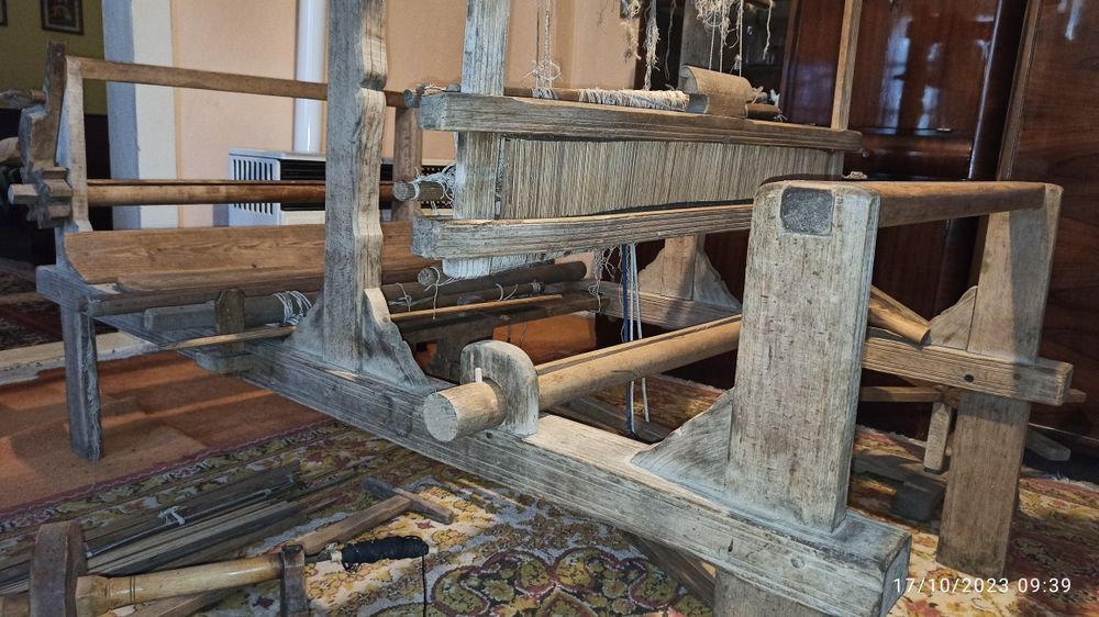 Vând război de țesut vechi