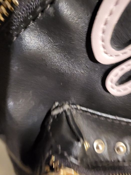 Оригинална раничка на Guess