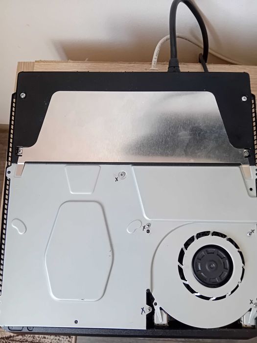 Vând PS4 Slim DEFECT Pentru piese de schimb
