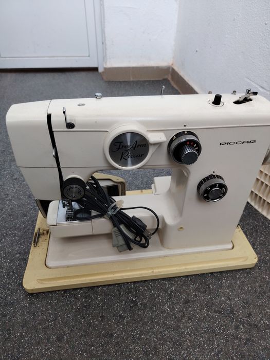 Mașină de cusut Riccar Free Arm anii 70-80