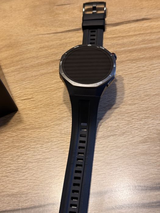 Продавам Huawei watch gt5 pro в гаранция
