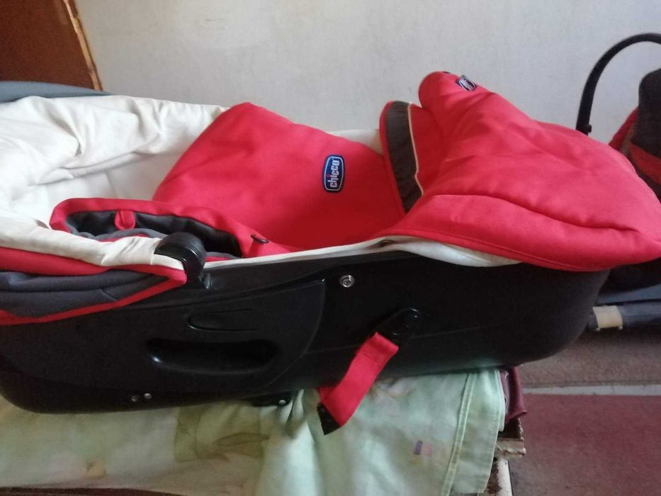 Продавам детска количка Chicco комплект с кош и чанта