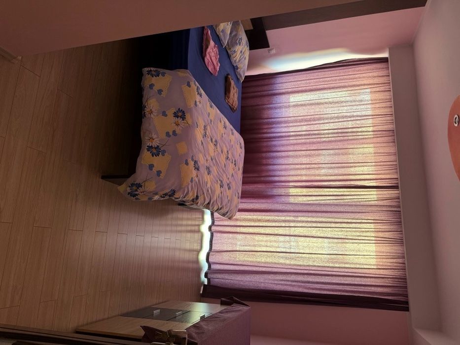 Închiriez apartament cu trei camere